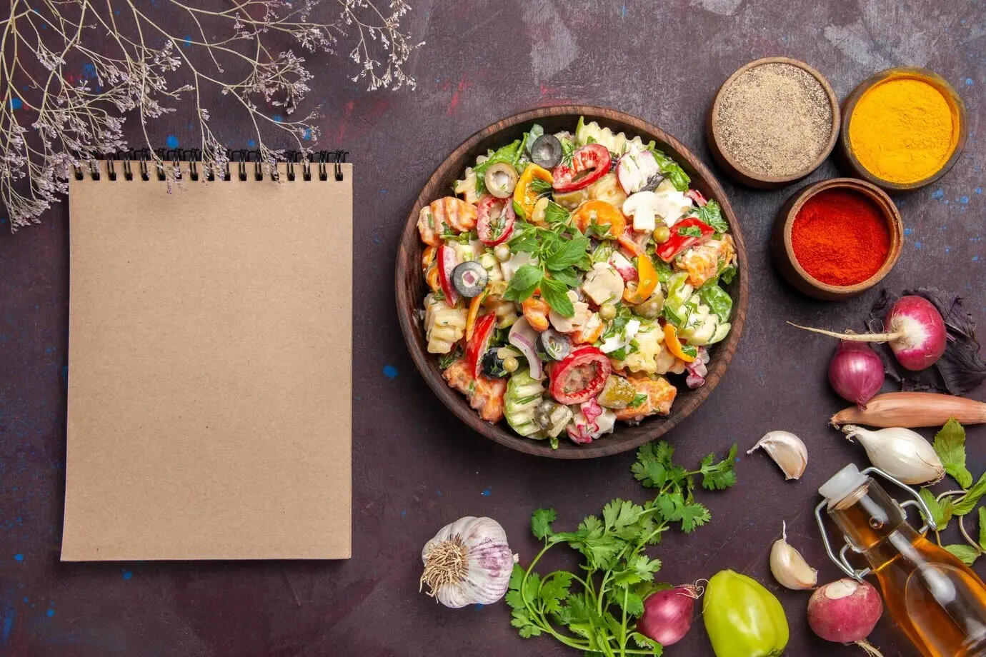 Draufsicht auf frischen Gemüsesalat mit verschiedenen Gewürzen auf schwarzem Hintergrund.